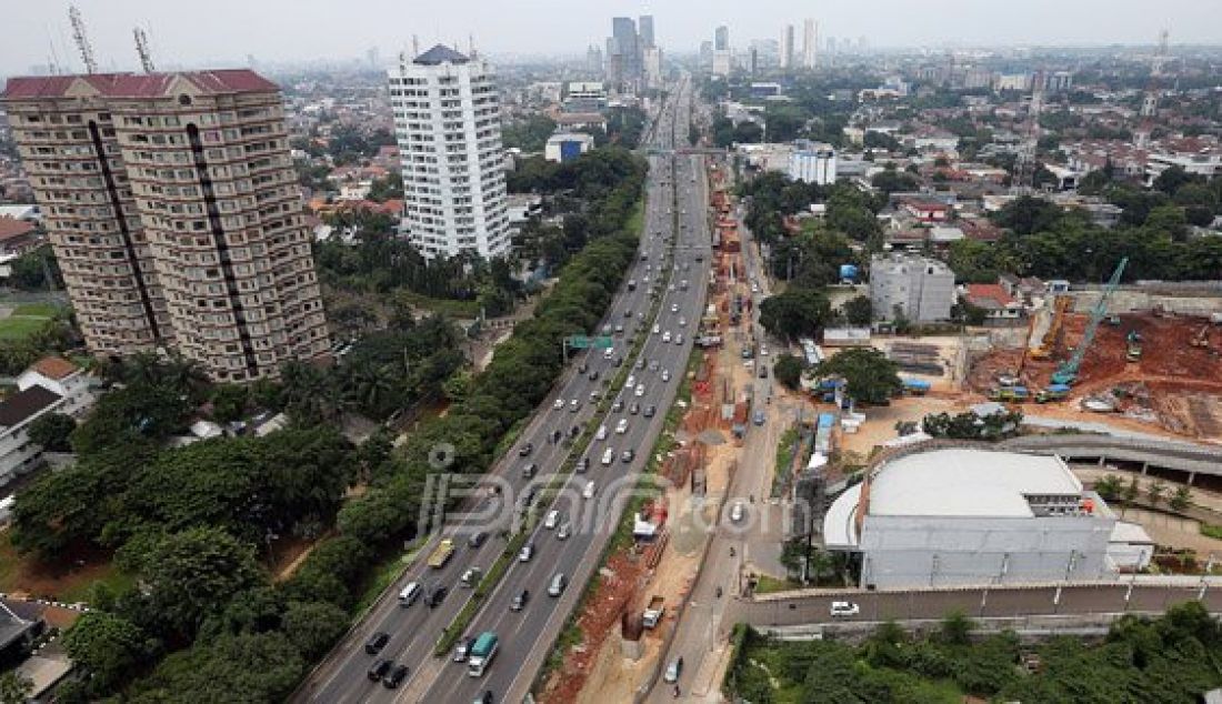 Pekerja mengerjakan pembangunan jalur layang Mass Rapid Transit (MRT) di Jalan TB Simatupang, Jakarta Selatan, Minggu (27/3). Pembebasan lahan yang sulit membuat pembangunan MRT Jakarta yang sedang digarap saat ini mengalami sedikit kendala dan mengakibatkan pengoperasian MRT yang dijadwalkan bisa dilakukan pada 2018 harus mundur menjadi tahun 2019. Foto : Ricardo/JPNN.com - JPNN.com