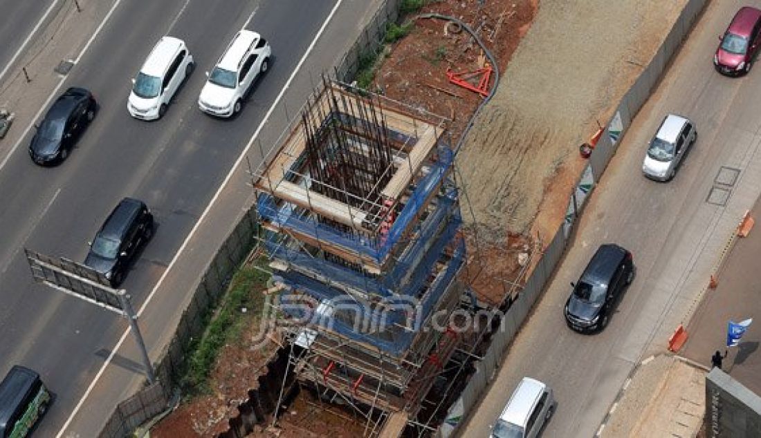 Pekerja mengerjakan pembangunan jalur layang Mass Rapid Transit (MRT) di Jalan TB Simatupang, Jakarta Selatan, Minggu (27/3). Pembebasan lahan yang sulit membuat pembangunan MRT Jakarta yang sedang digarap saat ini mengalami sedikit kendala dan mengakibatkan pengoperasian MRT yang dijadwalkan bisa dilakukan pada 2018 harus mundur menjadi tahun 2019. Foto : Ricardo/JPNN.com - JPNN.com