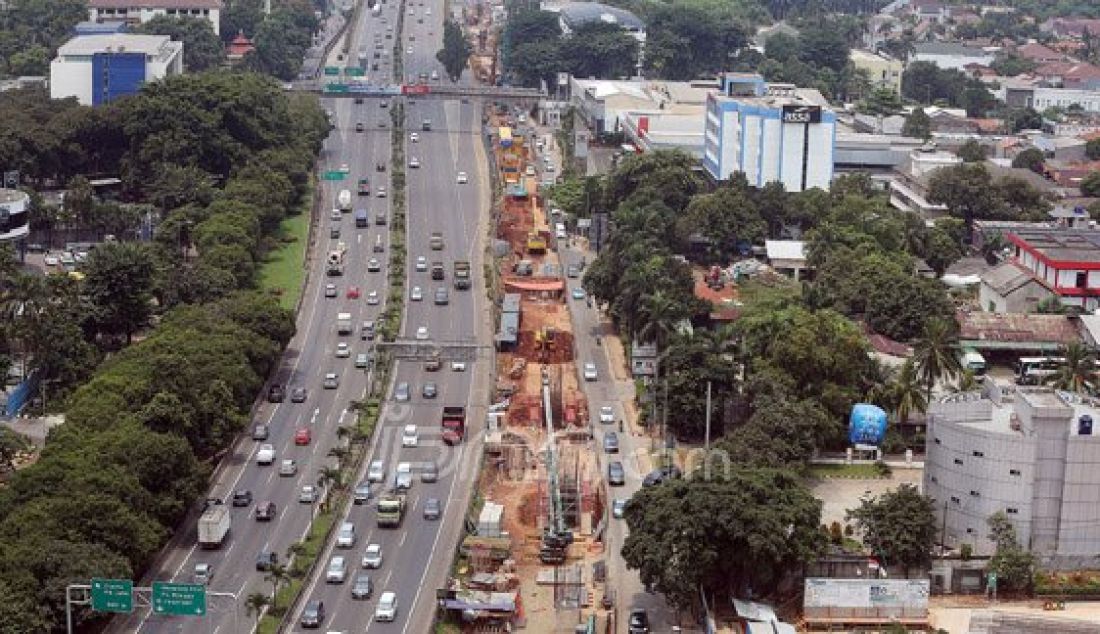 Pekerja mengerjakan pembangunan jalur layang Mass Rapid Transit (MRT) di Jalan TB Simatupang, Jakarta Selatan, Minggu (27/3). Pembebasan lahan yang sulit membuat pembangunan MRT Jakarta yang sedang digarap saat ini mengalami sedikit kendala dan mengakibatkan pengoperasian MRT yang dijadwalkan bisa dilakukan pada 2018 harus mundur menjadi tahun 2019. Foto : Ricardo/JPNN.com - JPNN.com