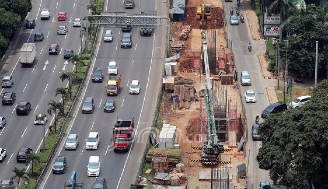 Pekerja mengerjakan pembangunan jalur layang Mass Rapid Transit (MRT) di Jalan TB Simatupang, Jakarta Selatan, Minggu (27/3). Pembebasan lahan yang sulit membuat pembangunan MRT Jakarta yang sedang digarap saat ini mengalami sedikit kendala dan mengakibatkan pengoperasian MRT yang dijadwalkan bisa dilakukan pada 2018 harus mundur menjadi tahun 2019. Foto : Ricardo/JPNN.com - JPNN.com