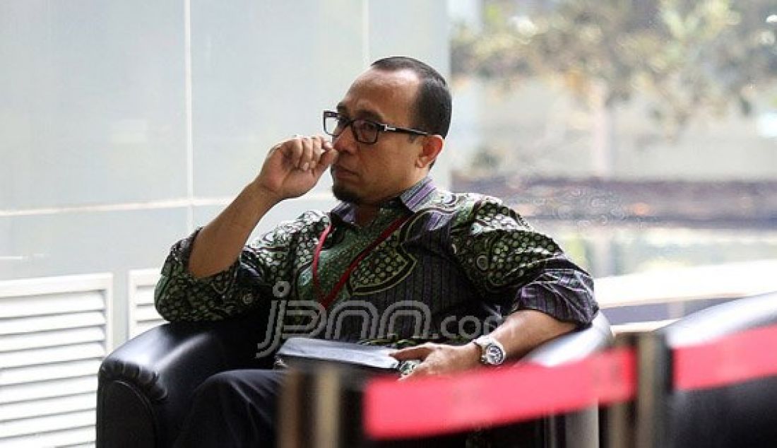 Anggota Komisi V DPR Andi Taufan Tiro saat menjalani pemeriksaan di gedung KPK, Kuningan, Jakarta, Senin (28/3). Andi menjadi saksi Tindak Pidana Korupsi (TPK) penerimaan hadiah terkait proyek di Kementerian Pekerjaan Umum dan Perumahan Rakyat TA 2016. Foto: Ricardo/JPNN.com - JPNN.com