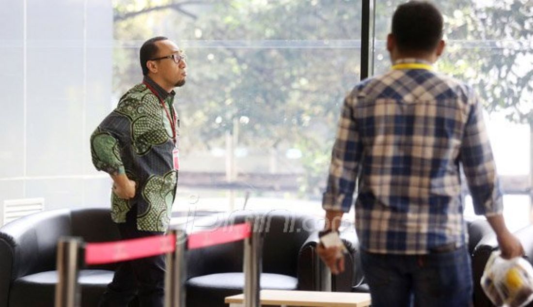 Anggota Komisi V DPR Andi Taufan Tiro saat menjalani pemeriksaan di gedung KPK, Kuningan, Jakarta, Senin (28/3). Andi menjadi saksi Tindak Pidana Korupsi (TPK) penerimaan hadiah terkait proyek di Kementerian Pekerjaan Umum dan Perumahan Rakyat TA 2016. Foto: Ricardo/JPNN.com - JPNN.com