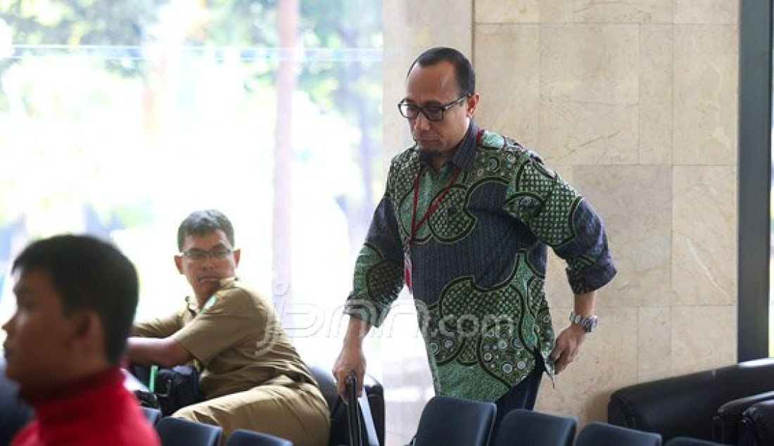 Anggota Komisi V DPR Andi Taufan Tiro saat menjalani pemeriksaan di gedung KPK, Kuningan, Jakarta, Senin (28/3). Andi menjadi saksi Tindak Pidana Korupsi (TPK) penerimaan hadiah terkait proyek di Kementerian Pekerjaan Umum dan Perumahan Rakyat TA 2016. Foto: Ricardo/JPNN.com - JPNN.com