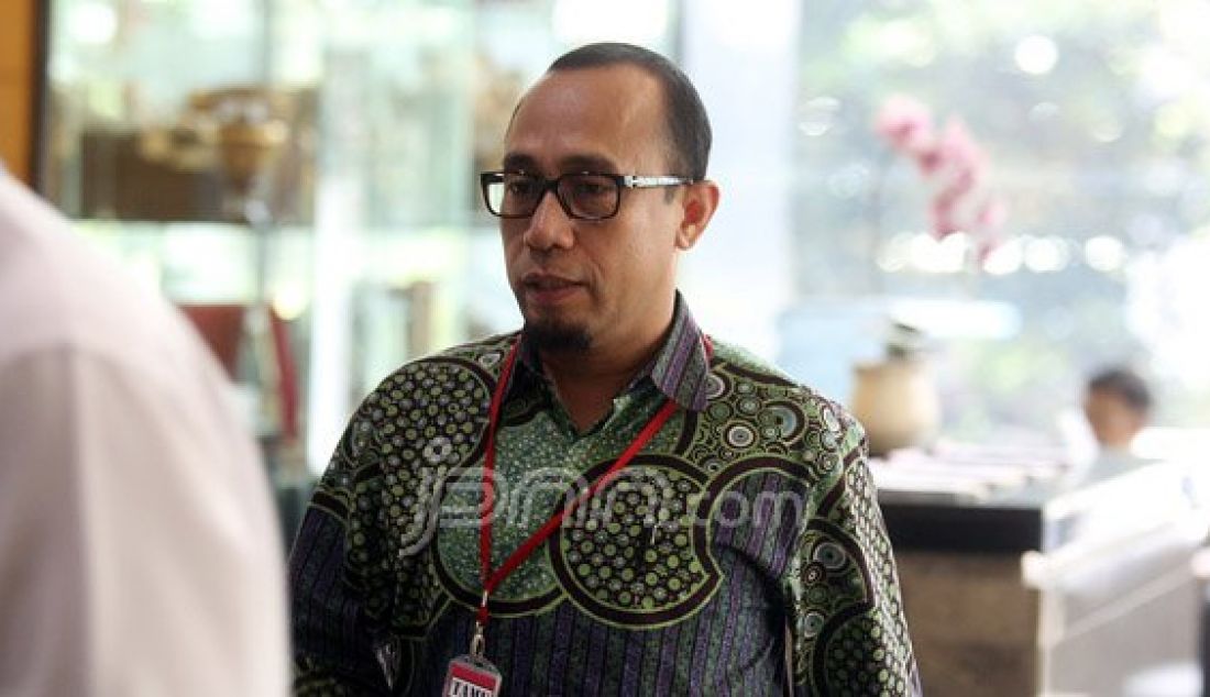 Anggota Komisi V DPR Andi Taufan Tiro saat menjalani pemeriksaan di gedung KPK, Kuningan, Jakarta, Senin (28/3). Andi menjadi saksi Tindak Pidana Korupsi (TPK) penerimaan hadiah terkait proyek di Kementerian Pekerjaan Umum dan Perumahan Rakyat TA 2016. Foto: Ricardo/JPNN.com - JPNN.com