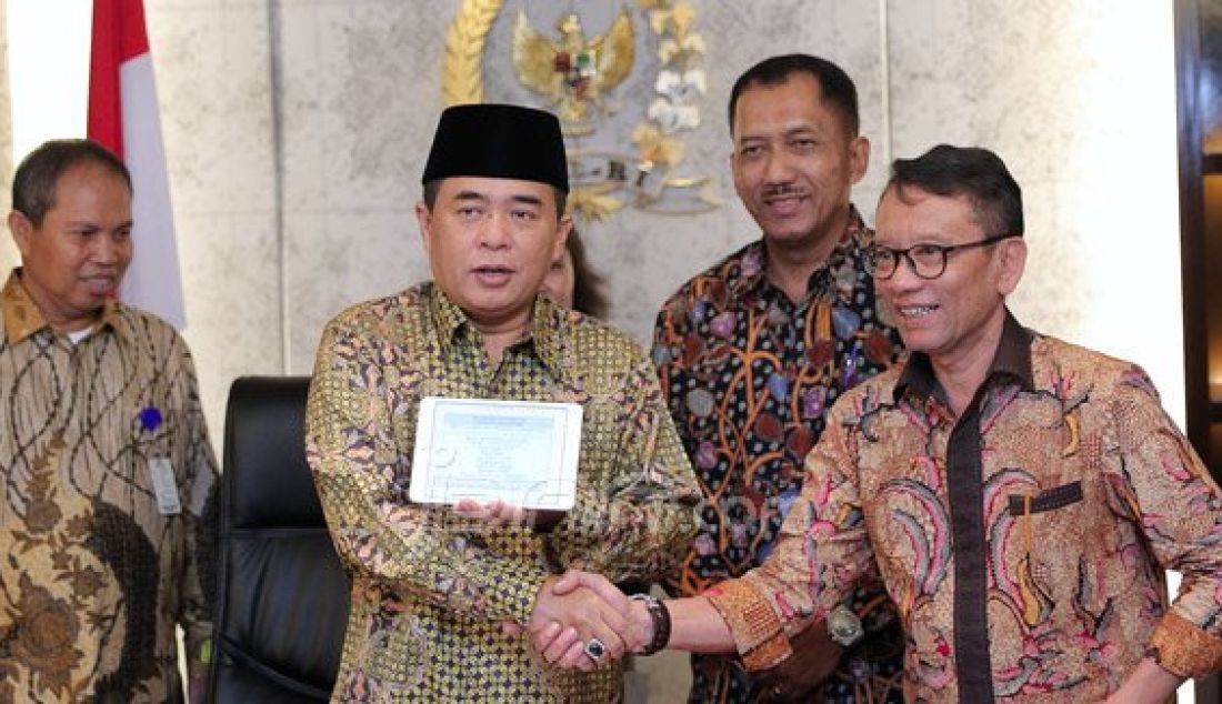 Ketua DPR Ade Komarudin menyerahkan SPT online melalui e -Filing disaksikan Direktur Jenderal Pajak Ken Dwijugiasteadi (kanan), Jakarta, Senin (28/3). Akom mendukung apa yang terus dilaksanakan oleh kantor pajak, yang merupakan suatu inovasi untuk mempermudah dalam transaksi pembayaran atau pelaporan pajak. Foto: Ricardo/JPNN.com - JPNN.com