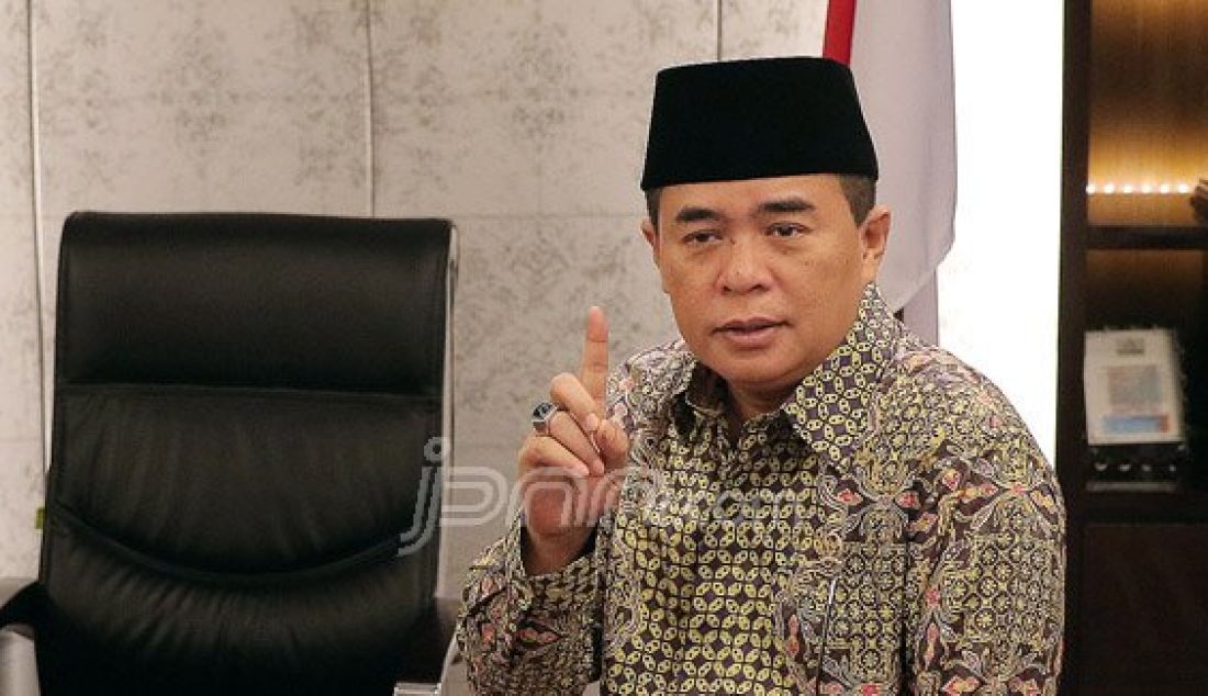 Ketua DPR Ade Komarudin memberikan keterangan usai menyerahkan SPT online melalui e -Filing, Jakarta, Senin (28/3). Akom menilai yang dilaksanakan oleh kantor pajak, yang merupakan suatu inovasi untuk mempermudah dalam transaksi pembayaran atau pelaporan pajak. Foto: Ricardo/JPNN.com - JPNN.com