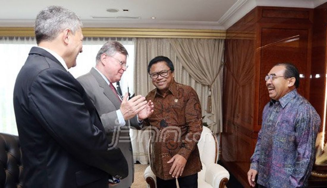 Wakil Ketua MPR Oesman Sapta Odang (OSO) (kanan) saat menerima kunjungan Dubes Brazil Rubem Antonio Correa Barbosa (kiri) di ruang kerjanya, Jakarta, Senin (28/3). OSO berharap pemerintahan Brazil bisa mengimpor sapi langsung tanpa perantara. Foto: Ricardo/JPNN.com - JPNN.com