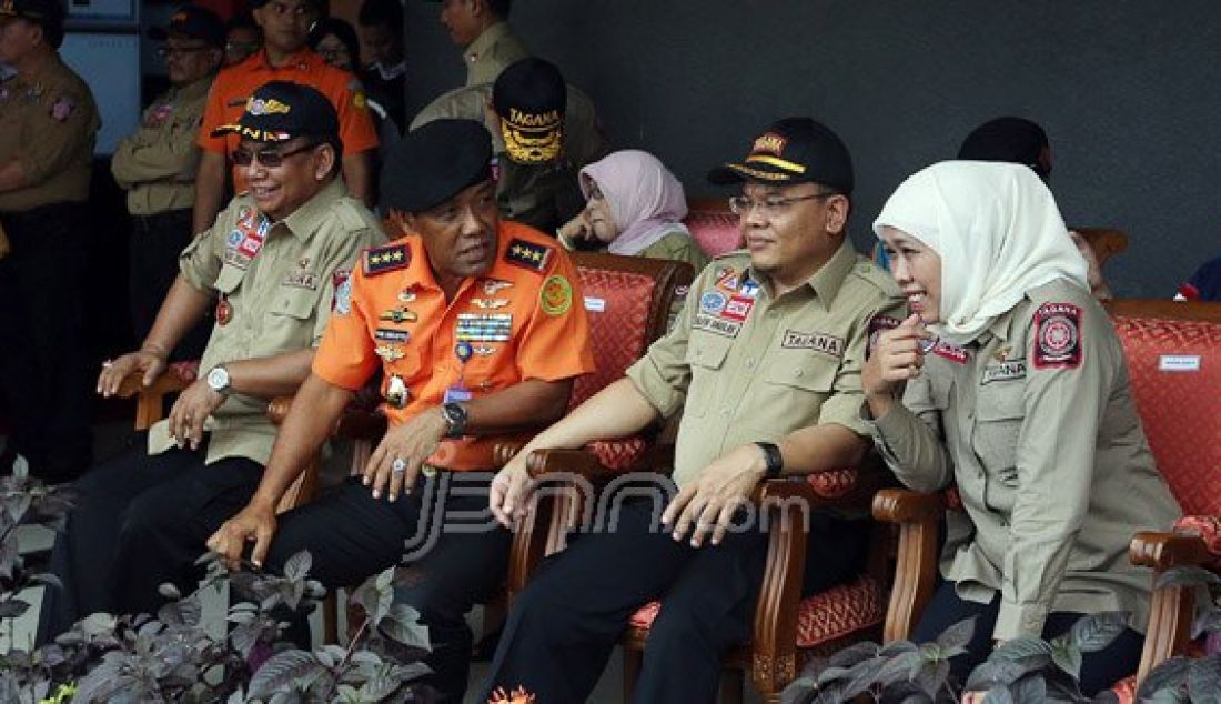 (Kanan) Menteri Sosial Khofifah Indar Parawansa, Ketua Komisi VIII DPR Saleh Partaonan Daulay dan Kepala Badan SAR Nasional Marshda TNI F Henri Bambang Soelistyo saat menyaksikan simulasi penanganan bencana pada HUT TAGANA (Taruna Siaga Bencana) ke 12 di TAGANA Training Center, Hambalang, Bogor, Selasa (29/3). Foto: Ricardo/JPNN.com - JPNN.com