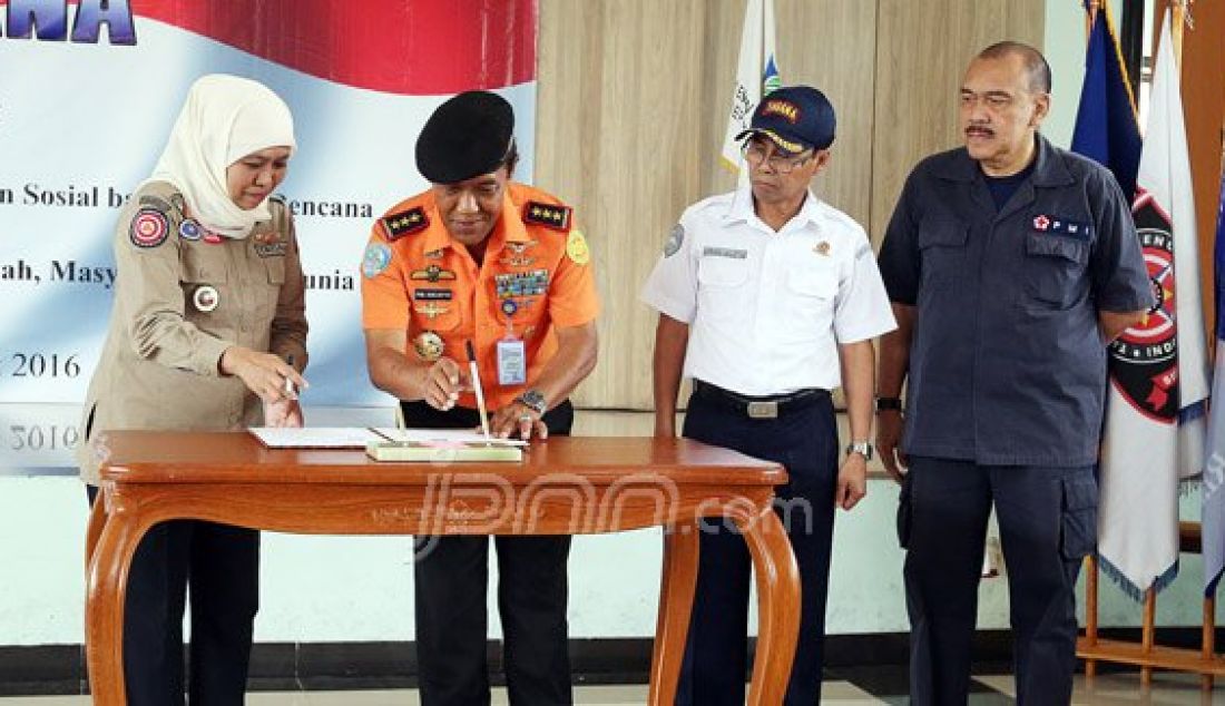 (Kiri) Menteri Sosial Khofifah Indar Parawansa, Kepala Badan SAR Nasional Marshda TNI F Henri Bambang Soelistyo, Sekretaris BMKG Pusat Widada Sulistya dan Sekjen PMI Ritola Tasmaya menandatangani MOU pelatihan penanganan bencana di TAGANA Training Center, Hambalang, Bogor, Selasa (29/3). Foto: Ricardo/JPNN.com - JPNN.com