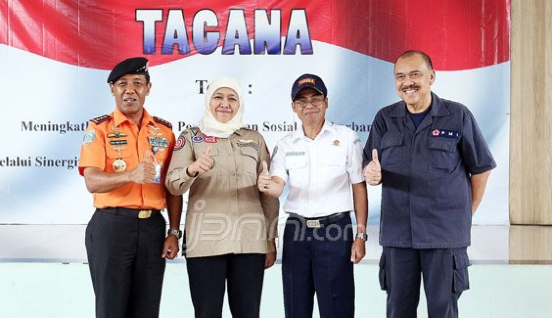 (Kiri) Menteri Sosial Khofifah Indar Parawansa, Kepala Badan SAR Nasional Marshda TNI F Henri Bambang Soelistyo, Sekretaris BMKG Pusat Widada Sulistya dan Sekjen PMI Ritola Tasmaya menandatangani MOU pelatihan penanganan bencana di TAGANA Training Center, Hambalang, Bogor, Selasa (29/3). Foto: Ricardo/JPNN.com - JPNN.com