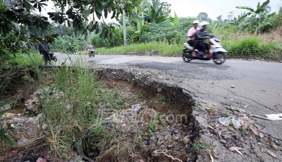 Pengendara melintasi jalan rusak dan bergelombang di Jalan Babakan Sirkuit, Hambalang, Bogor, Selasa (29/3). Curah hujan yang tinggi membuat sejumlah ruas jalan tersebut rawan longsor dan dikhawatirkan dapat membahayakan pengguna jalan yang melintas. Foto: Ricardo/JPNN.com - JPNN.com