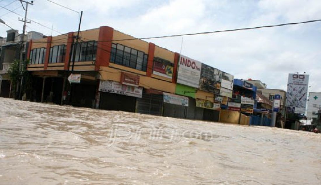 Sejumlah toko tampak tutup akibat banjir yang mengenangi kota Pangkalpinang, Selasa (29/3). Seperti terlihat di Jalan Mayor Syafrie Pangkalpinang. Foto: Budi/Babel Pos/JPNN.com - JPNN.com