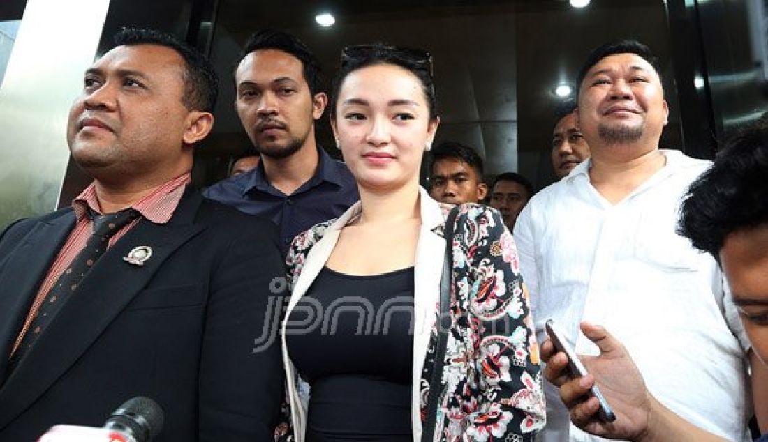 Pedangdut Zaskia Gotik saat memberikan keterangan pers usai menjalani pemeriksaan di Direktorat Reserse Kriminal Khusus Polda Metro Jaya, Jakarta, Rabu (30/3). Zaskia dituding menghina lambang negara dalam suatu acara musik di stasiun TV swasta. Foto: Ricardo/JPNN.com - JPNN.com