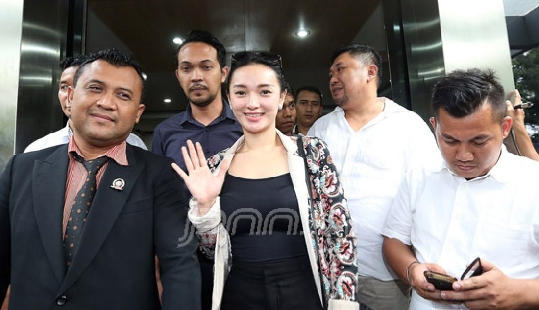 Pedangdut Zaskia Gotik saat memberikan keterangan pers usai menjalani pemeriksaan di Direktorat Reserse Kriminal Khusus Polda Metro Jaya, Jakarta, Rabu (30/3). Zaskia dituding menghina lambang negara dalam suatu acara musik di stasiun TV swasta. Foto: Ricardo/JPNN.com - JPNN.com