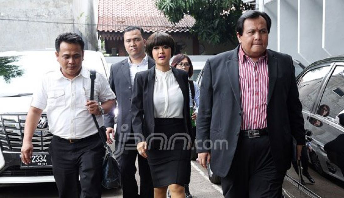 Artis Julia Perez (Jupe) saat mendatangi Pengadilan Negeri Jakarta Selatan, Rabu (30/3). Sidang perdana perceraian jupe terpaksa ditunda karena Gaston Castano tak dapat hadir. Foto: Ricardo/JPNN.com - JPNN.com
