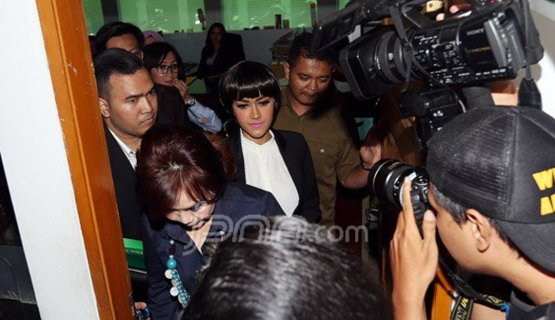 Artis Julia Perez (Jupe) saat mendatangi Pengadilan Negeri Jakarta Selatan, Rabu (30/3). Sidang perdana perceraian jupe terpaksa ditunda karena Gaston Castano tak dapat hadir. Foto: Ricardo/JPNN.com - JPNN.com