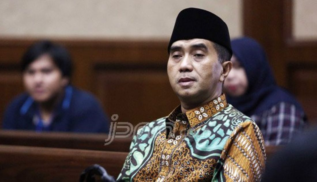 Mantan Dirjen Pembinaan Pembangunan Kawasan Transmigrasi (P2KT) Kemenakertrans Jamaluddin Malik menjalani sidang vonis kasus korupsi di lingkungan Ditjen P2KT periode 2012-2014, Jakarta, Rabu (30/3). Jamaluddin Malik divonis hukuman penjara enam tahun, denda Rp200 juta subsider satu bulan kurungan. Foto: Ricardo/JPNN.com - JPNN.com