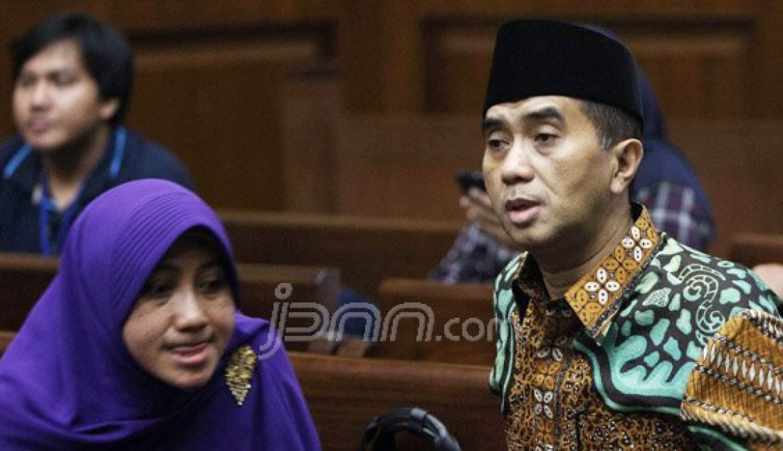 Mantan Dirjen Pembinaan Pembangunan Kawasan Transmigrasi (P2KT) Kemenakertrans Jamaluddin Malik menjalani sidang vonis kasus korupsi di lingkungan Ditjen P2KT periode 2012-2014, Jakarta, Rabu (30/3). Jamaluddin Malik divonis hukuman penjara enam tahun, denda Rp200 juta subsider satu bulan kurungan. Foto: Ricardo/JPNN.com - JPNN.com