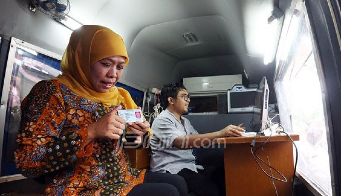 Mensos Khofifah Indar Parawansa, Walikota Jakarta Timur, Bambang Musyawardana dan Dirlantas Polda Metro Jaya, Risyapuddin Nursin di acara pembuatan KTP dan SIM C gratis bagi penerima Program Keluarga Harapan (PKH), Jakarta, Kamis (31/3). Program sebagai bentuk aksebilitas keluarga miskin untuk meningkatkan penghasilan. Foto: Ricardo/JPNN.com - JPNN.com