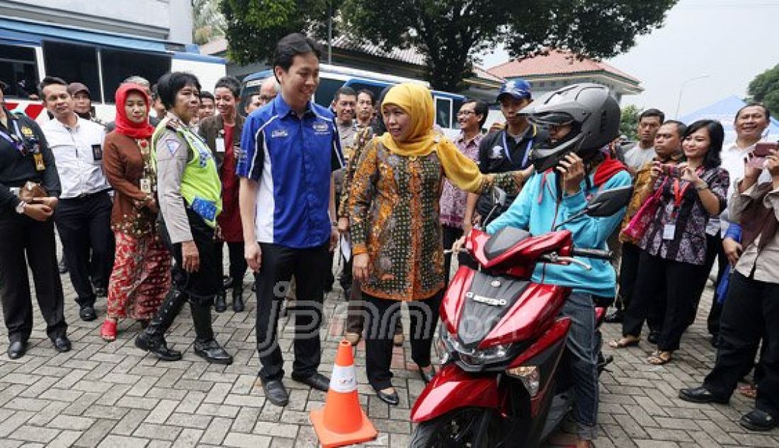 Mensos Khofifah Indar Parawansa, Walikota Jakarta Timur, Bambang Musyawardana dan Dirlantas Polda Metro Jaya, Risyapuddin Nursin di acara pembuatan KTP dan SIM C gratis bagi penerima Program Keluarga Harapan (PKH), Jakarta, Kamis (31/3). Program sebagai bentuk aksebilitas keluarga miskin untuk meningkatkan penghasilan. Foto: Ricardo/JPNN.com - JPNN.com