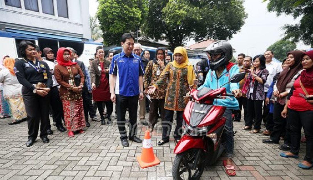 Mensos Khofifah Indar Parawansa, Walikota Jakarta Timur, Bambang Musyawardana dan Dirlantas Polda Metro Jaya, Risyapuddin Nursin di acara pembuatan KTP dan SIM C gratis bagi penerima Program Keluarga Harapan (PKH), Jakarta, Kamis (31/3). Program sebagai bentuk aksebilitas keluarga miskin untuk meningkatkan penghasilan. Foto: Ricardo/JPNN.com - JPNN.com