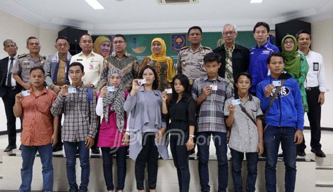 Mensos Khofifah Indar Parawansa, Walikota Jakarta Timur, Bambang Musyawardana dan Dirlantas Polda Metro Jaya, Risyapuddin Nursin di acara pembuatan KTP dan SIM C gratis bagi penerima Program Keluarga Harapan (PKH), Jakarta, Kamis (31/3). Program sebagai bentuk aksebilitas keluarga miskin untuk meningkatkan penghasilan. Foto: Ricardo/JPNN.com - JPNN.com