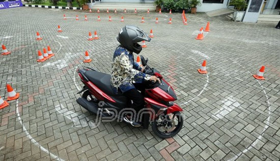 Warga penerima Program Keluarga Harapan (PKH) saat mengikuti pembuatan KTP dan SIM C di Panti Sosial Bina Insan Bangun Daya 2, Cipayung, Jakarta Timur, Kamis (31/3). Program ini dilakukan sebagai bentuk aksebilitas keluarga miskin untuk meningkatkan penghasilan. Foto: Ricardo/JPNN.com - JPNN.com