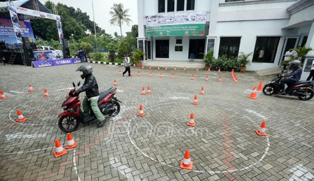 Warga penerima Program Keluarga Harapan (PKH) saat mengikuti pembuatan KTP dan SIM C di Panti Sosial Bina Insan Bangun Daya 2, Cipayung, Jakarta Timur, Kamis (31/3). Program ini dilakukan sebagai bentuk aksebilitas keluarga miskin untuk meningkatkan penghasilan. Foto: Ricardo/JPNN.com - JPNN.com