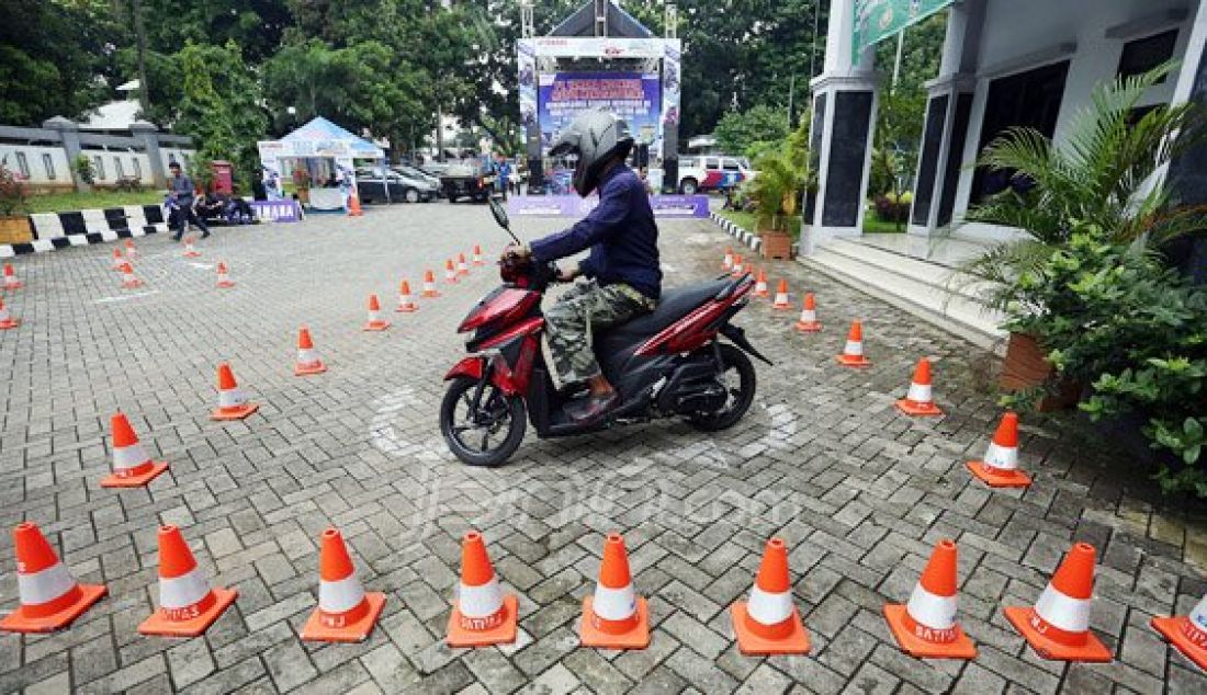 Warga penerima Program Keluarga Harapan (PKH) saat mengikuti pembuatan KTP dan SIM C di Panti Sosial Bina Insan Bangun Daya 2, Cipayung, Jakarta Timur, Kamis (31/3). Program ini dilakukan sebagai bentuk aksebilitas keluarga miskin untuk meningkatkan penghasilan. Foto: Ricardo/JPNN.com - JPNN.com