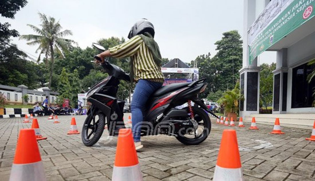 Warga penerima Program Keluarga Harapan (PKH) saat mengikuti pembuatan KTP dan SIM C di Panti Sosial Bina Insan Bangun Daya 2, Cipayung, Jakarta Timur, Kamis (31/3). Program ini dilakukan sebagai bentuk aksebilitas keluarga miskin untuk meningkatkan penghasilan. Foto: Ricardo/JPNN.com - JPNN.com