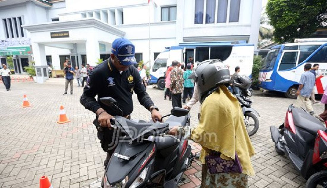 Warga penerima Program Keluarga Harapan (PKH) saat mengikuti pembuatan KTP dan SIM C di Panti Sosial Bina Insan Bangun Daya 2, Cipayung, Jakarta Timur, Kamis (31/3). Program ini dilakukan sebagai bentuk aksebilitas keluarga miskin untuk meningkatkan penghasilan. Foto: Ricardo/JPNN.com - JPNN.com