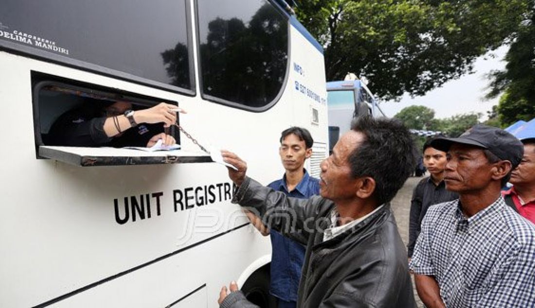 Warga penerima Program Keluarga Harapan (PKH) saat mengikuti pembuatan KTP dan SIM C di Panti Sosial Bina Insan Bangun Daya 2, Cipayung, Jakarta Timur, Kamis (31/3). Program ini dilakukan sebagai bentuk aksebilitas keluarga miskin untuk meningkatkan penghasilan. Foto: Ricardo/JPNN.com - JPNN.com