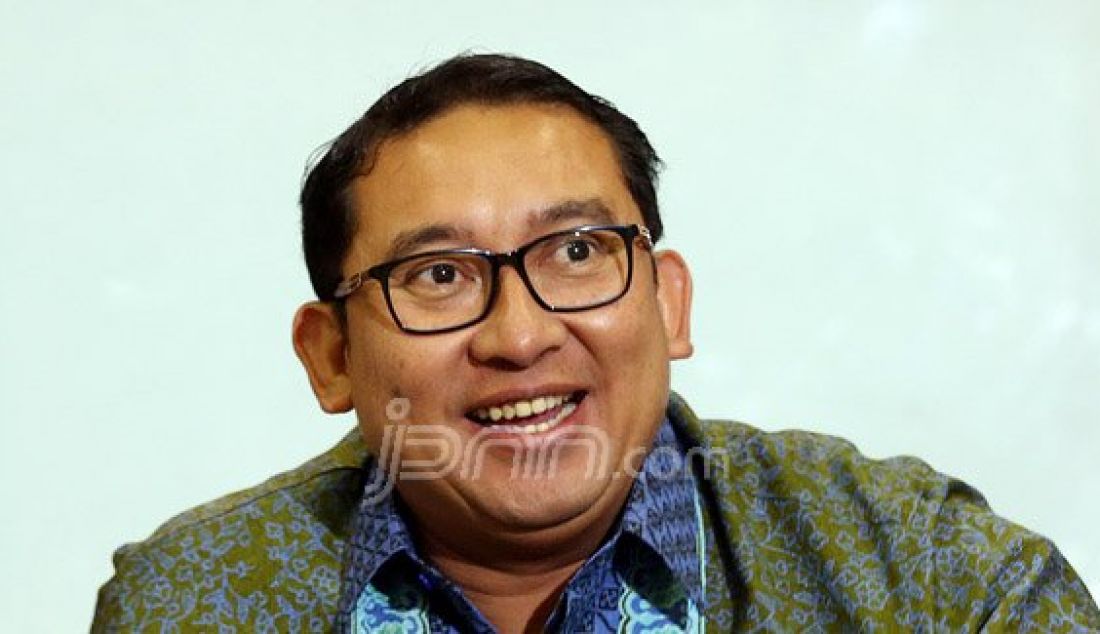 Wakil Ketua DPR Fadli Zon bersama Pengamat Politik Univ Al-Azhar Rahmat Bagja dalam Dialektika Demokrasi bertema 'DPR Lari Kencang Capai Target Legislasi, Pemerintah: 'Slow laa', Ada Apa?', Jakarta, Kamis (31/3). Dialog menanggapi pernyataan Presiden Jokowi yang mengatakan bahwa DPR tidak perlu menghasilkan banyak UU. Foto: Ricardo/JPNN.com - JPNN.com