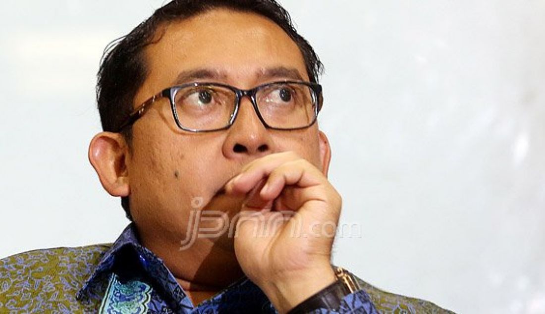 Wakil Ketua DPR Fadli Zon bersama Pengamat Politik Univ Al-Azhar Rahmat Bagja dalam Dialektika Demokrasi bertema 'DPR Lari Kencang Capai Target Legislasi, Pemerintah: 'Slow laa', Ada Apa?', Jakarta, Kamis (31/3). Dialog menanggapi pernyataan Presiden Jokowi yang mengatakan bahwa DPR tidak perlu menghasilkan banyak UU. Foto: Ricardo/JPNN.com - JPNN.com