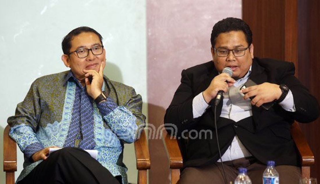 Wakil Ketua DPR Fadli Zon bersama Pengamat Politik Univ Al-Azhar Rahmat Bagja dalam Dialektika Demokrasi bertema 'DPR Lari Kencang Capai Target Legislasi, Pemerintah: 'Slow laa', Ada Apa?', Jakarta, Kamis (31/3). Dialog menanggapi pernyataan Presiden Jokowi yang mengatakan bahwa DPR tidak perlu menghasilkan banyak UU. Foto: Ricardo/JPNN.com - JPNN.com