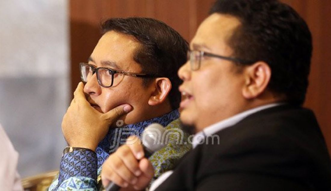 Wakil Ketua DPR Fadli Zon bersama Pengamat Politik Univ Al-Azhar Rahmat Bagja dalam Dialektika Demokrasi bertema 'DPR Lari Kencang Capai Target Legislasi, Pemerintah: 'Slow laa', Ada Apa?', Jakarta, Kamis (31/3). Dialog menanggapi pernyataan Presiden Jokowi yang mengatakan bahwa DPR tidak perlu menghasilkan banyak UU. Foto: Ricardo/JPNN.com - JPNN.com