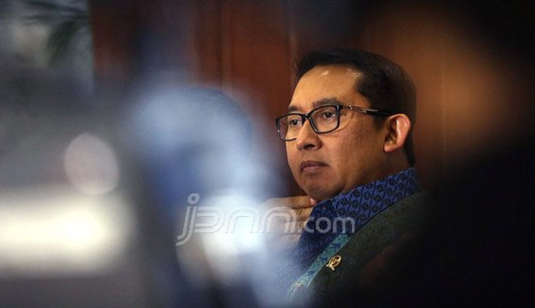 Wakil Ketua DPR Fadli Zon bersama Pengamat Politik Univ Al-Azhar Rahmat Bagja dalam Dialektika Demokrasi bertema 'DPR Lari Kencang Capai Target Legislasi, Pemerintah: 'Slow laa', Ada Apa?', Jakarta, Kamis (31/3). Dialog menanggapi pernyataan Presiden Jokowi yang mengatakan bahwa DPR tidak perlu menghasilkan banyak UU. Foto: Ricardo/JPNN.com - JPNN.com