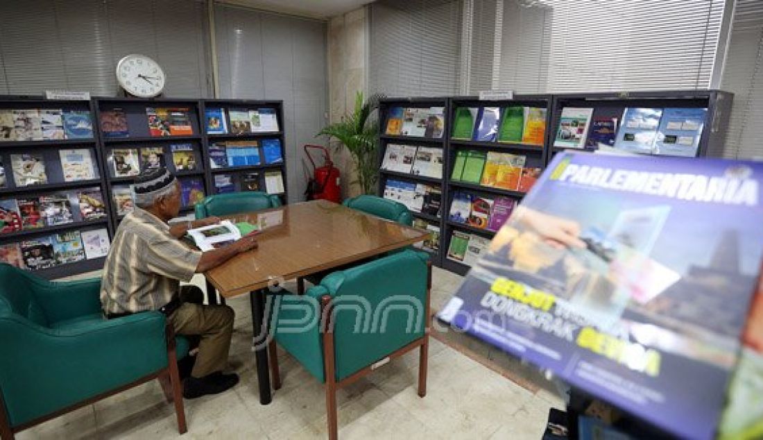 Suasana ruang perpustakaan DPR, Komplek Parlemen, Senayan, Jakarta, Jumat (1/4). Menurut Ketua MPR Zulkifli Hasan pembangunan gedung perpustakaan DPR untuk saat ini ditunda dulu karena kondisi keuangan negara masih belum stabil. Foto: Ricardo/JPNN.com - JPNN.com