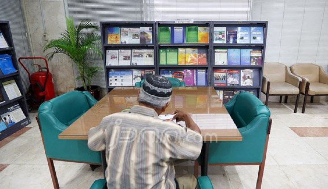 Suasana ruang perpustakaan DPR, Komplek Parlemen, Senayan, Jakarta, Jumat (1/4). Menurut Ketua MPR Zulkifli Hasan pembangunan gedung perpustakaan DPR untuk saat ini ditunda dulu karena kondisi keuangan negara masih belum stabil. Foto: Ricardo/JPNN.com - JPNN.com