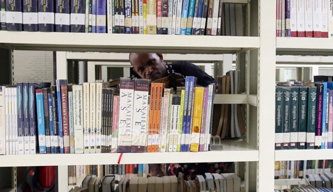 Suasana ruang perpustakaan DPR, Komplek Parlemen, Senayan, Jakarta, Jumat (1/4). Menurut Ketua MPR Zulkifli Hasan pembangunan gedung perpustakaan DPR untuk saat ini ditunda dulu karena kondisi keuangan negara masih belum stabil. Foto: Ricardo/JPNN.com - JPNN.com