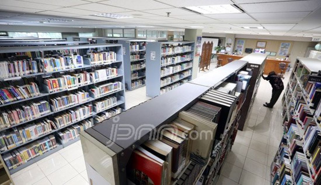 Suasana ruang perpustakaan DPR, Komplek Parlemen, Senayan, Jakarta, Jumat (1/4). Menurut Ketua MPR Zulkifli Hasan pembangunan gedung perpustakaan DPR untuk saat ini ditunda dulu karena kondisi keuangan negara masih belum stabil. Foto: Ricardo/JPNN.com - JPNN.com