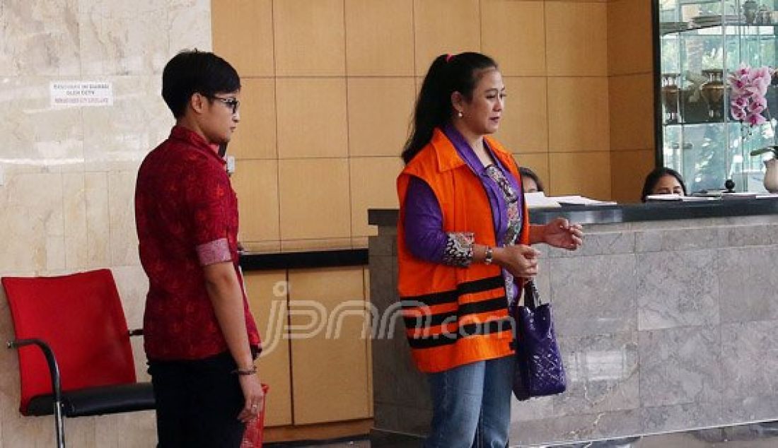 Tersangka anggota Komisi V DPR Damayanti Wisnu Putranti (DWP) saat tiba di Gedung KPK, Jakarta, Jumat (1/4). DWP menjalani pemeriksaan terkait dugaan menerima suap sebesar SGD 33.000 dari Direktur Utama PT Windu Tunggal Utama Abdul Khoir terkait proyek di Kementerian Pekerjaan Umum dan Perumahan Rakyat (Kempupera). Foto: Ricardo/JPNN.com - JPNN.com