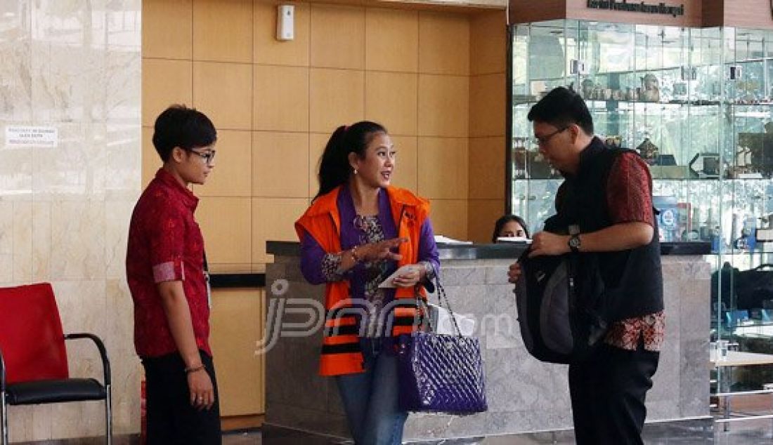 Tersangka anggota Komisi V DPR Damayanti Wisnu Putranti (DWP) saat tiba di Gedung KPK, Jakarta, Jumat (1/4). DWP menjalani pemeriksaan terkait dugaan menerima suap sebesar SGD 33.000 dari Direktur Utama PT Windu Tunggal Utama Abdul Khoir terkait proyek di Kementerian Pekerjaan Umum dan Perumahan Rakyat (Kempupera). Foto: Ricardo/JPNN.com - JPNN.com