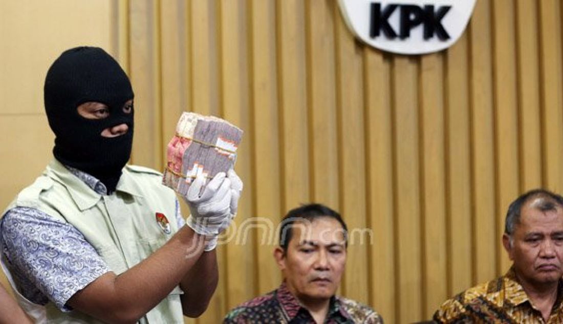 KPK menunjukkan barang bukti yang diperoleh dari operasi tangkap tangan (OTT) terkait dugaan suap DPRD DKI Jakarta, Jakarta, Jumat (1/4). Dalam OTT itu KPK menangkap anggota DPRD DKI Jakarta M Sanusi dan seorang dari pihak swasta serta uang sebesar Rp1,140 miliar. Foto: Ricardo/JPNN.com - JPNN.com