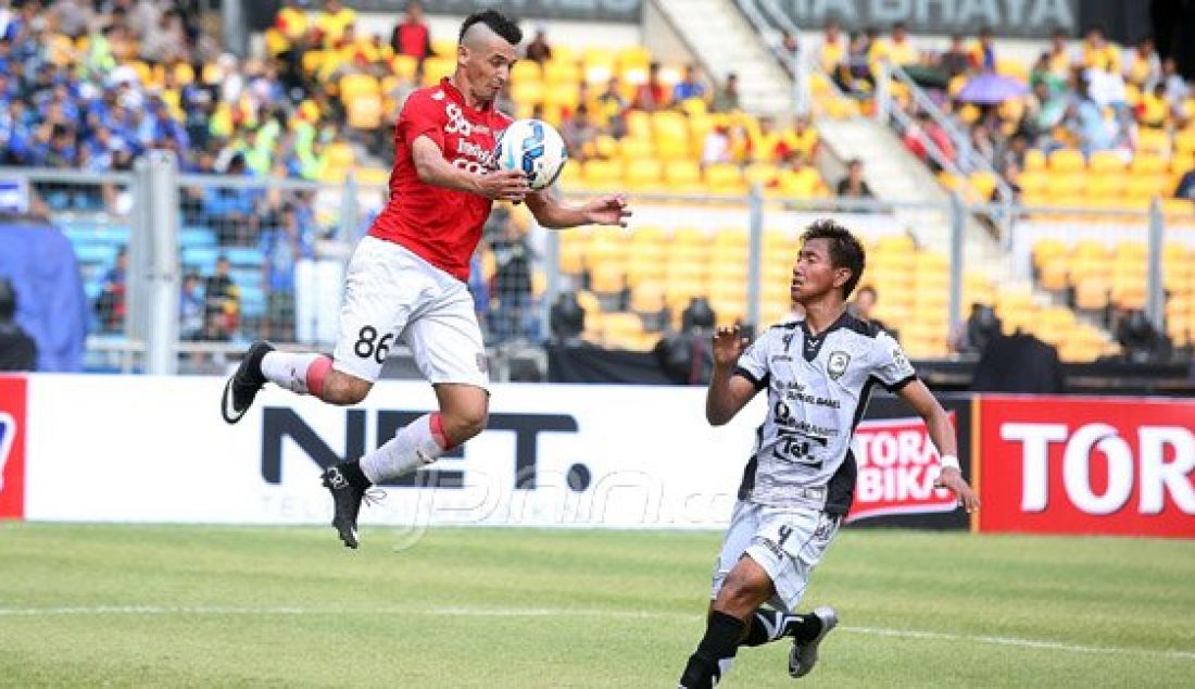 Pemain Bali United Silvio Escobar Benitez (kiri) saat mengontrol bola pada pertandingan perebutan juara 3 Torabika Bhayangkara CUP 2016 di Stadion Utama Gelora BUng Karno, Senayan, Jakarta, Minggu (3/4). Sriwijaya FC menang 2-0 atas Bali United. Foto : Ricardo/JPNN.com - JPNN.com