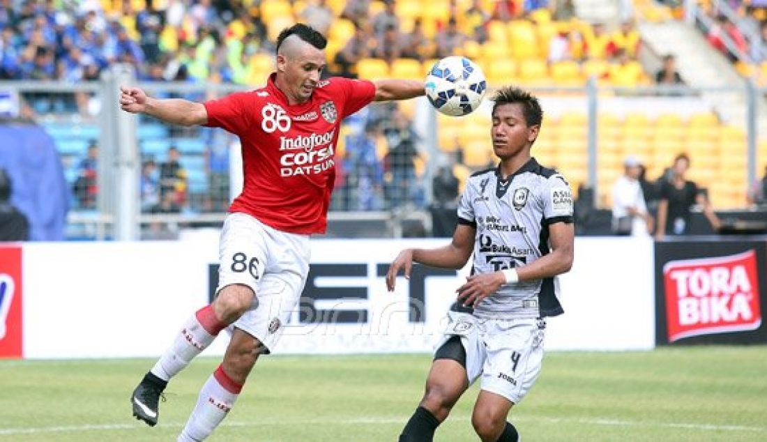 Pemain Bali United Silvio Escobar Benitez (kiri) saat mengontrol bola pada pertandingan perebutan juara 3 Torabika Bhayangkara CUP 2016 di Stadion Utama Gelora BUng Karno, Senayan, Jakarta, Minggu (3/4). Sriwijaya FC menang 2-0 atas Bali United. Foto : Ricardo/JPNN.com - JPNN.com