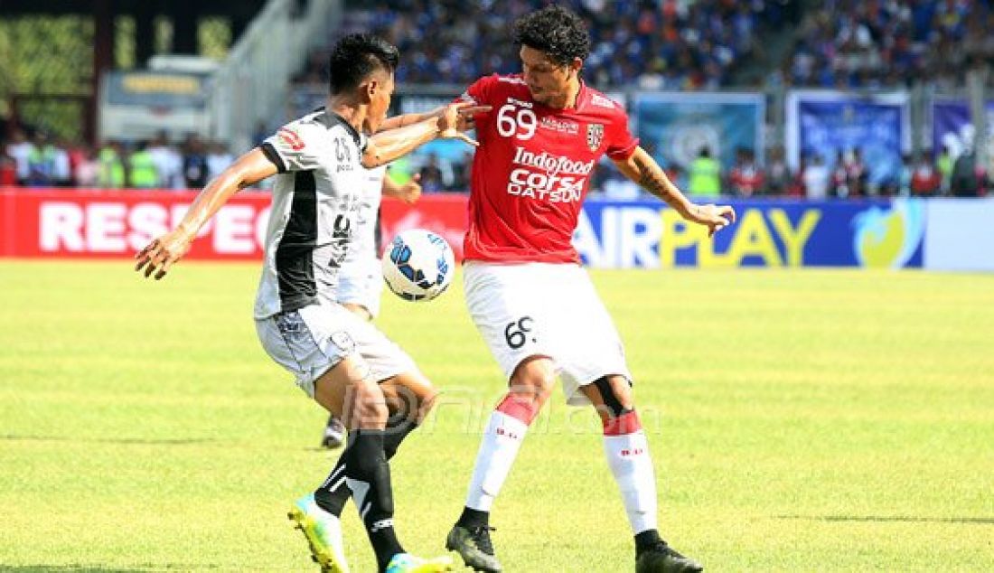 Pemain Sriwijaya FC Fachrudin Wahyudi Aryanto (kiri) saat berebut bola dengan pemain Bali United Lucas Garcia Benetao pada pertandingan perebutan juara 3 Torabika Bhayangkara CUP 2016 di Stadion Utama Gelora BUng Karno, Senayan, Jakarta, Minggu (3/4). Sriwijaya FC menang 2-0 atas Bali United. Foto : Ricardo/JPNN.com - JPNN.com