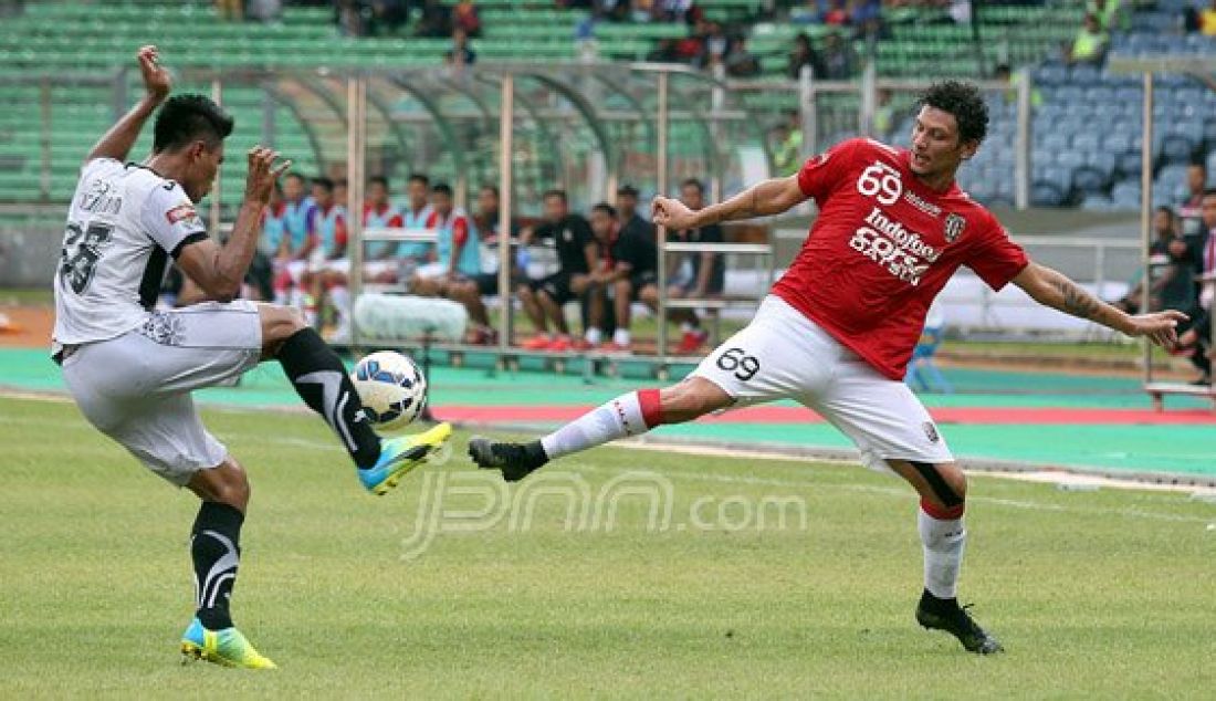 Pemain Sriwijaya FC Fachrudin Wahyudi Aryanto (kiri) saat berebut bola dengan pemain Bali United Lucas Garcia Benetao pada pertandingan perebutan juara 3 Torabika Bhayangkara CUP 2016 di Stadion Utama Gelora BUng Karno, Senayan, Jakarta, Minggu (3/4). Sriwijaya FC menang 2-0 atas Bali United. Foto : Ricardo/JPNN.com - JPNN.com