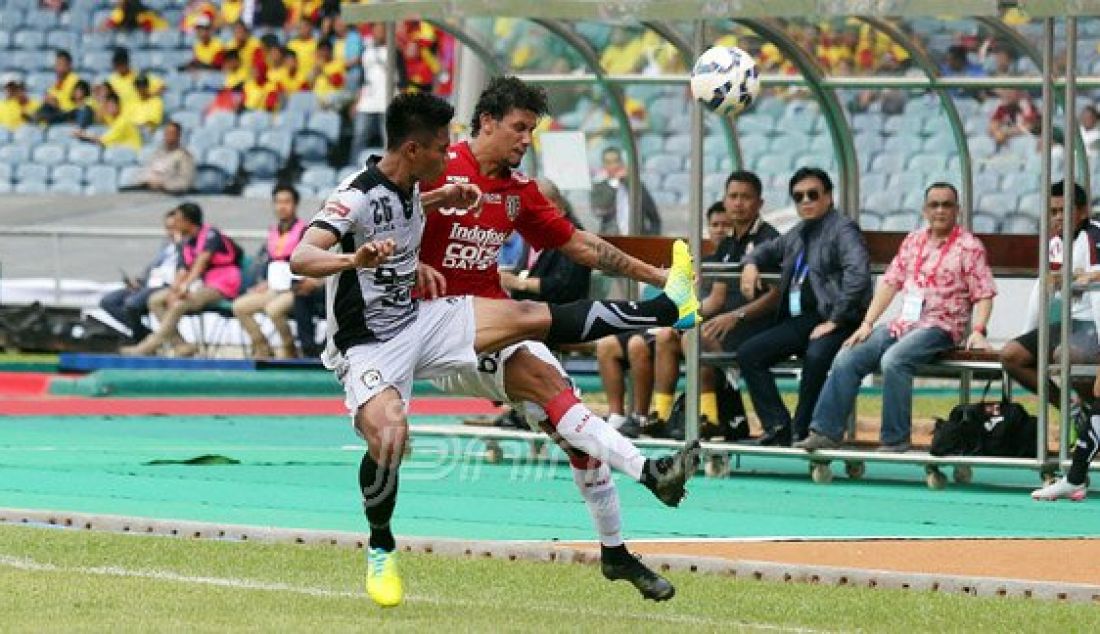 Pemain Sriwijaya FC Fachrudin Wahyudi Aryanto (kiri) saat berebut bola dengan pemain Bali United Lucas Garcia Benetao pada pertandingan perebutan juara 3 Torabika Bhayangkara CUP 2016 di Stadion Utama Gelora BUng Karno, Senayan, Jakarta, Minggu (3/4). Sriwijaya FC menang 2-0 atas Bali United. Foto : Ricardo/JPNN.com - JPNN.com