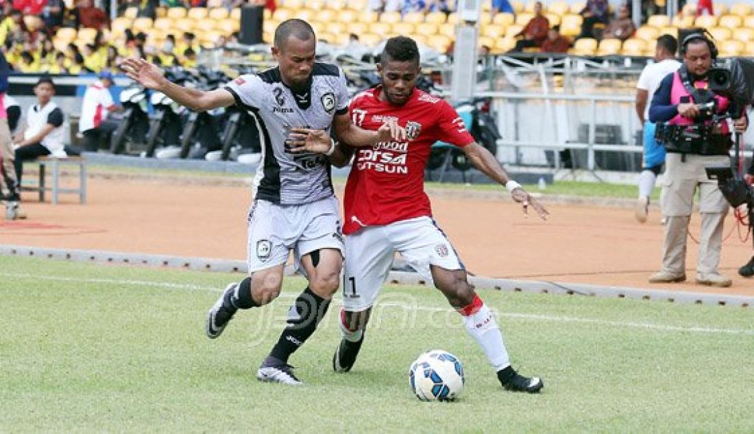 Pemain Sriwijaya FC Supardi (kiri) saat berebut bola dengan pemain Bali United Yabes Roni Malaifani pada pertandingan perebutan juara 3 Torabika Bhayangkara CUP 2016 di Stadion Utama Gelora BUng Karno, Senayan, Jakarta, Minggu (3/4). Sriwijaya FC menang 2-0 atas Bali United. Foto : Ricardo/JPNN.com - JPNN.com